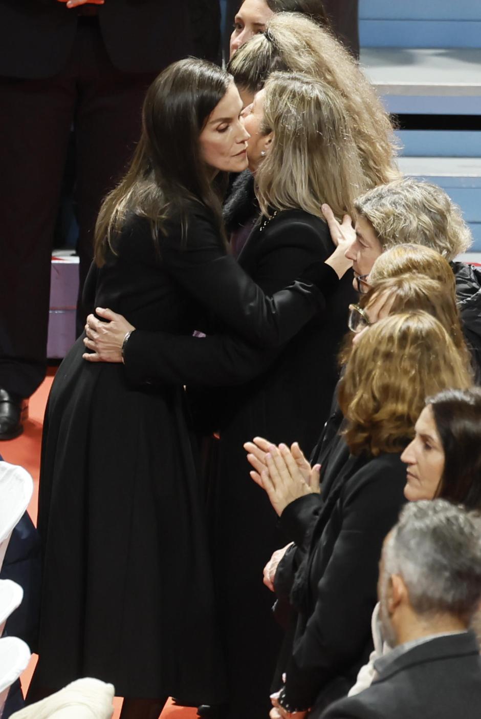 Doña Letizia consuela a una familiar de una víctima de Adamuz