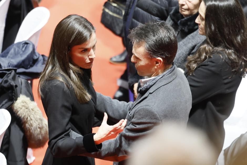 La Reina conversa con uno de los familiares