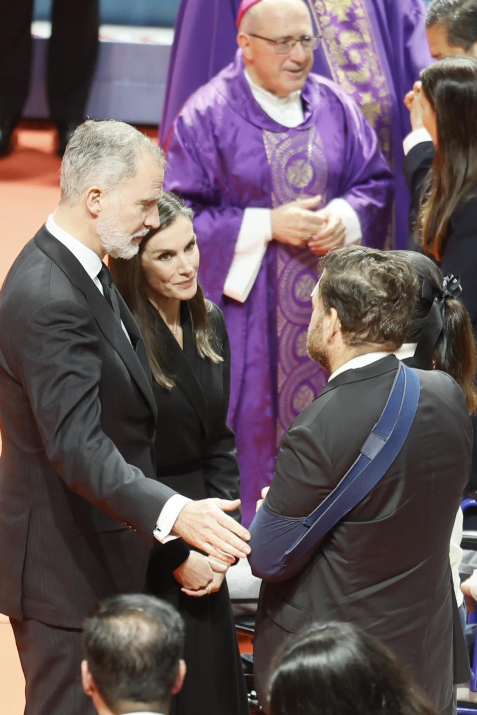 Los Reyes, con familiares de víctimas tras el funeral de Huelva