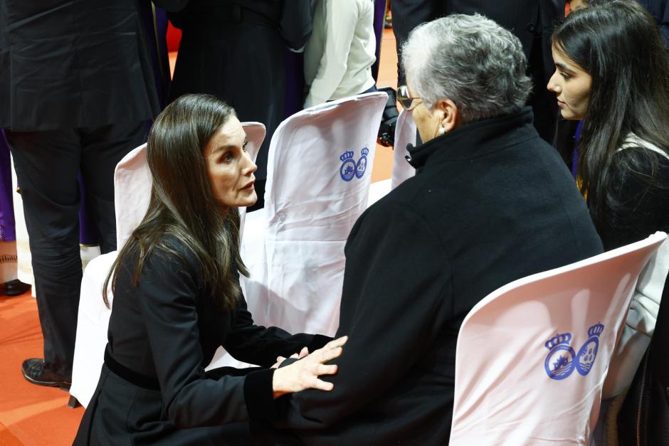 La Reina consuela a una de las afectadas por el accidente ferroviario de Adamuz