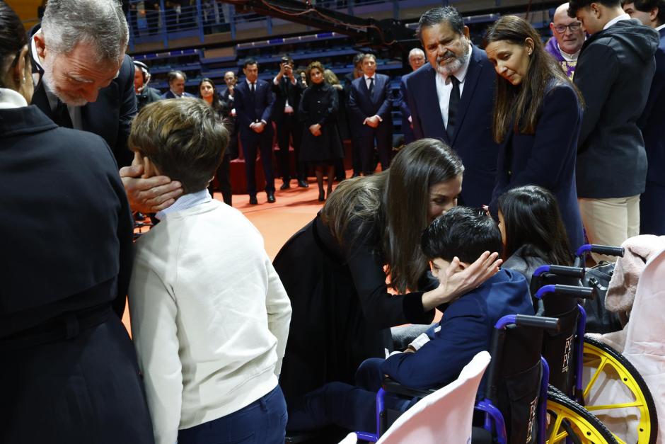Don Felipe y Doña Letizia reconfortan a los niños víctimas del accidente de Adamuz