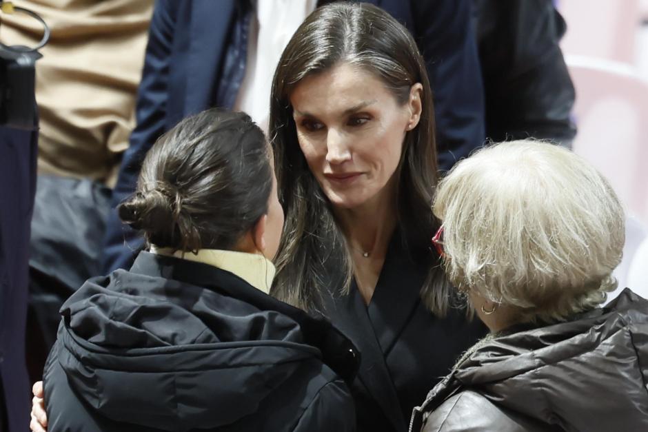 La Reina habla con dos afectadas