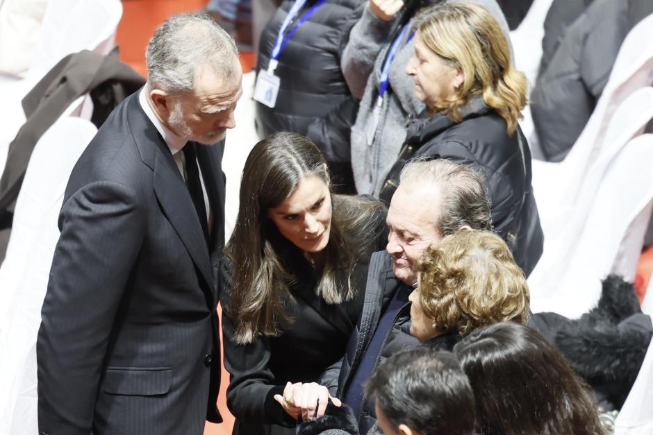 Los Reyes escuchan el testimonio de una de las víctimas