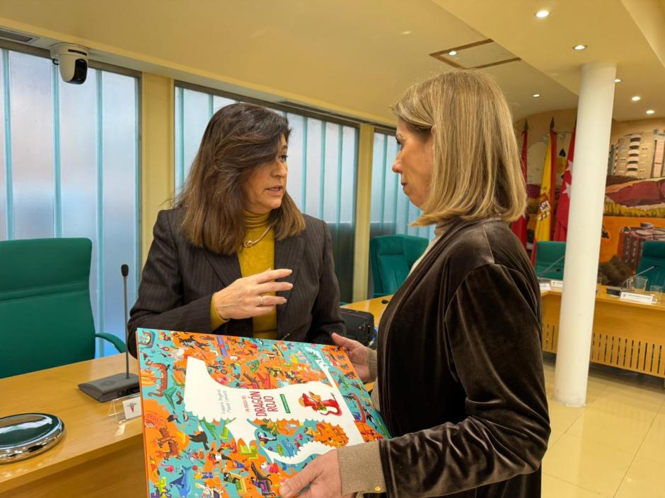 María de los Ángeles y Janette Novo con el libro que ensalza al Che Guevara