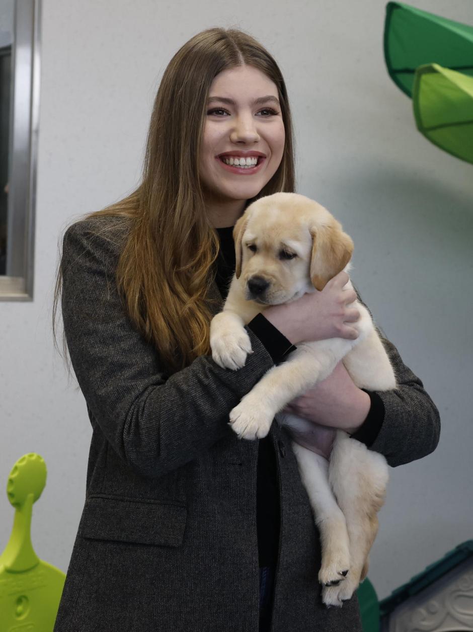 La Infanta Siofía, este viernes con un cachorro de la ONCE que se forma como futuro perro guía