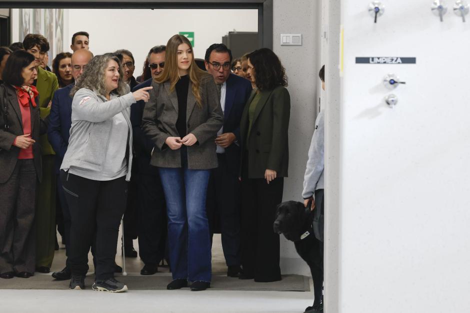 La Infanta Sofía y la presidenta de la Comunidad de Madrid, en un momento de la visita