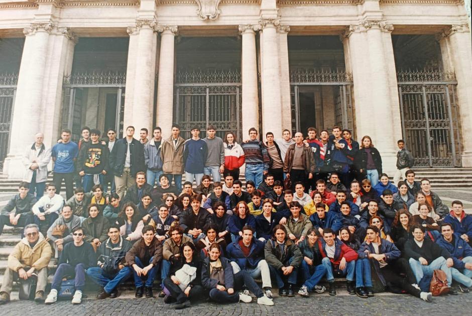 Foto del viaje de fin de curso ante Santa María la Mayor (1999)