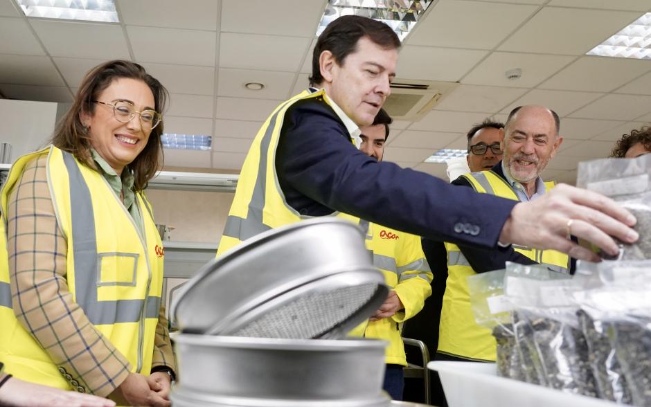 Mañueco, este viernes, en  la planta de tratamiento de aceites y oleaginosas de Acor