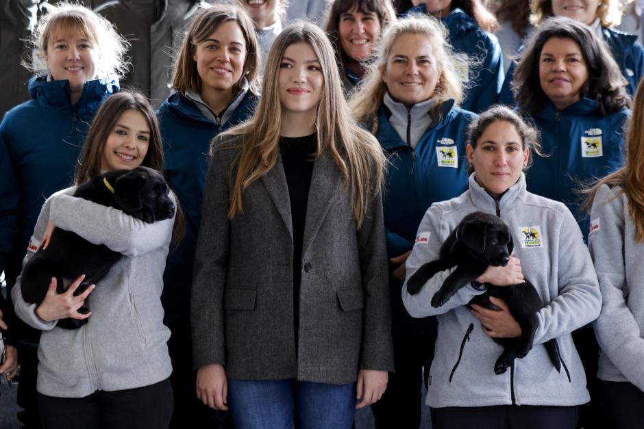 La infanta Sofía visita un centro de perros guía de la ONCE en Madrid
