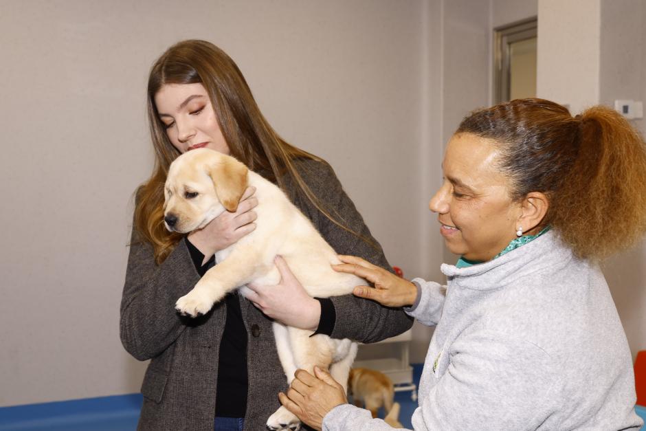 Con uno de los seis cachorros que nacieron hace dos meses en el centro de Boadilla