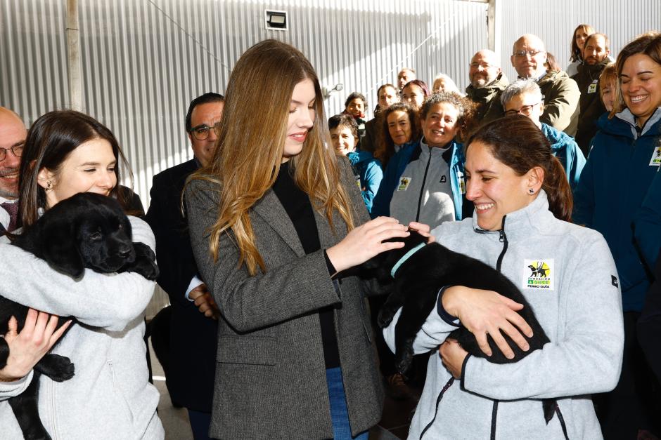 Con uno de los cachorros que se prepara para ser futuro perro guía
