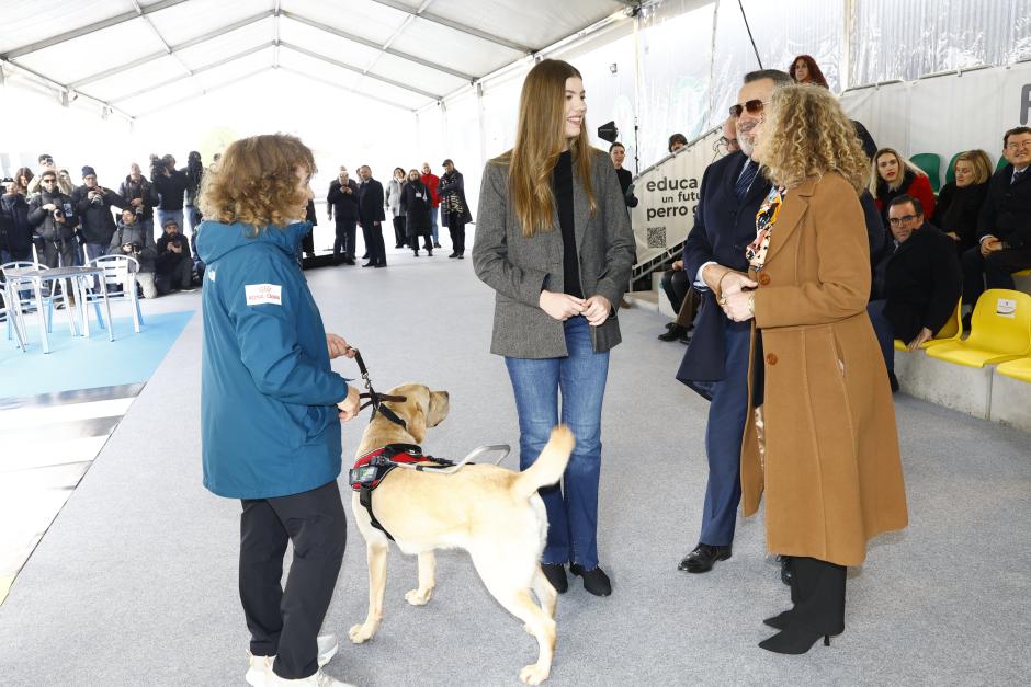 La Infanta conversa con profesionales del centro de la ONCE