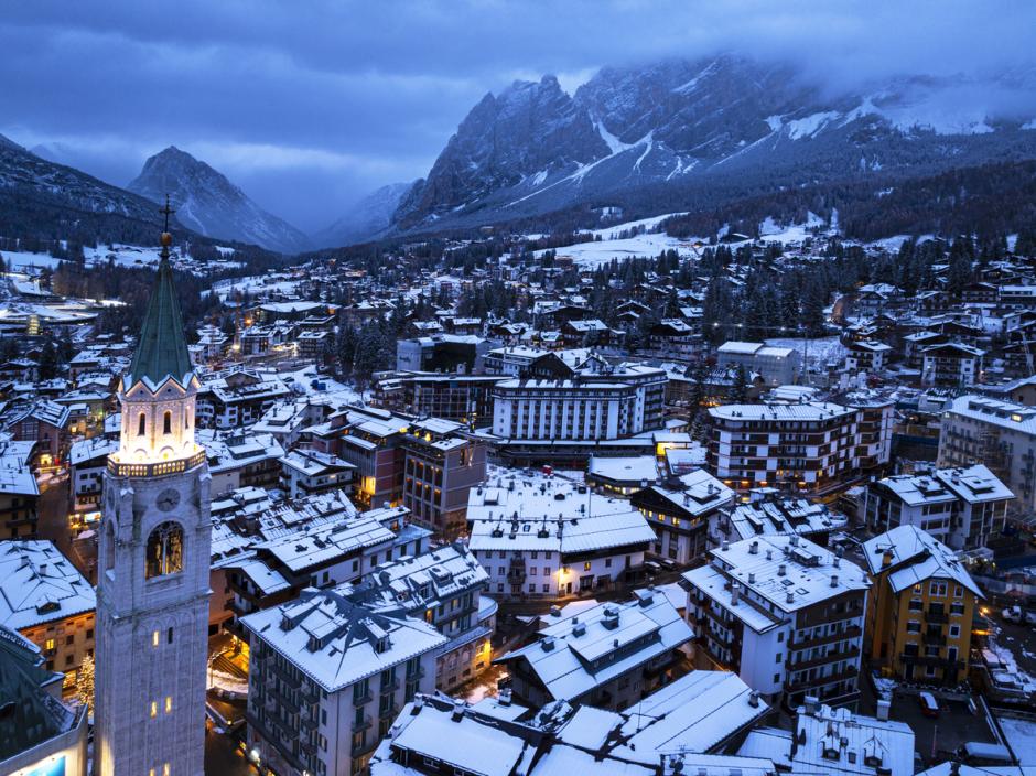 Cortina d'Ampezzo iluminada