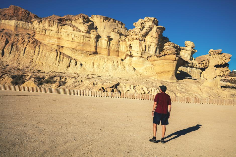 Un hombre contempla Las Gredas de Bolnuevo