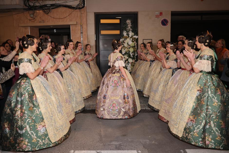 Imagen de Carmen Prades mostrando su espolín 'Terreta' de fallera mayor de Valencia 2026.