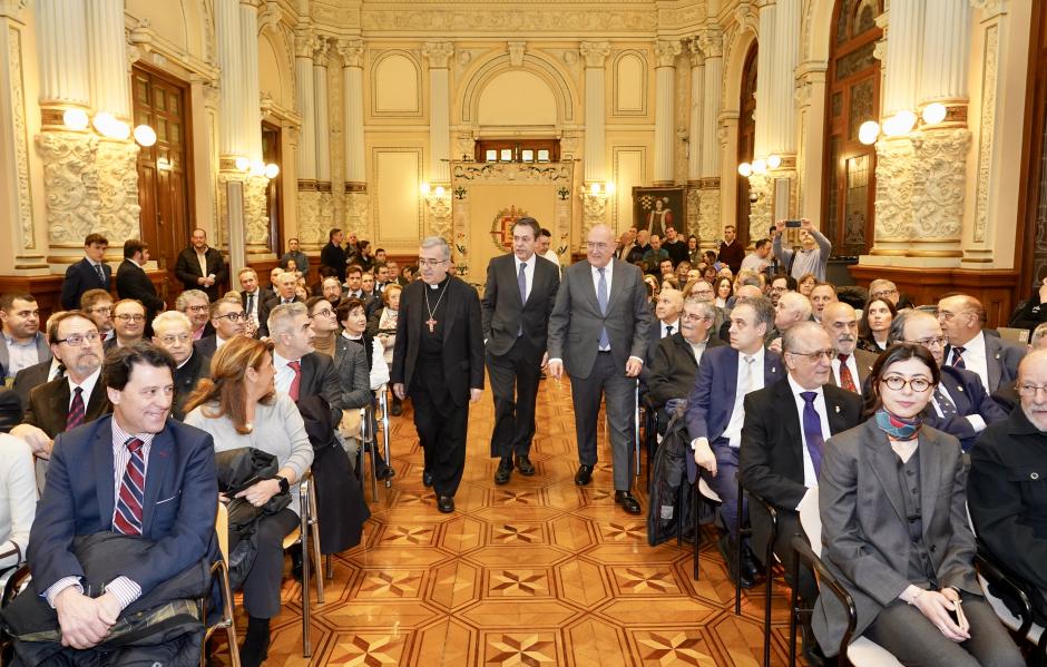 El alcalde, Jesús Julio Carnero; el arzobispo de Valladolid Jesús Argüello; el autor de la obra, Augusto Ferrer-Dalmau presentan el cartel promocional de la Semana Santa de Valladolid 2026