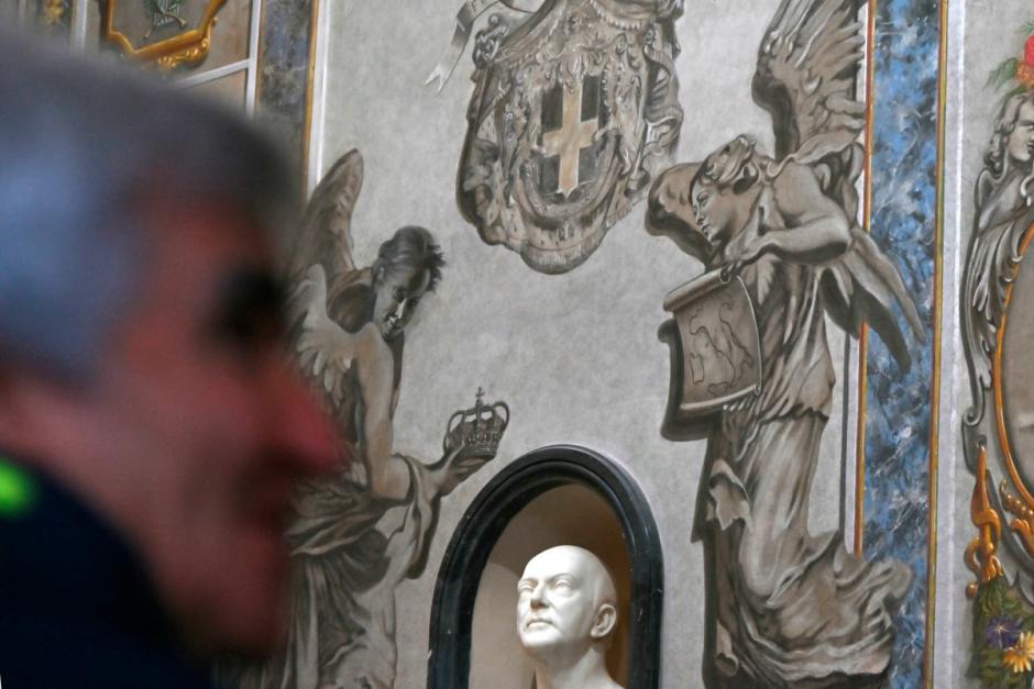 La reciente restauración de la basílica de San Lorenzo in Lucina, situada en pleno centro de Roma, ha desatado una inesperada polémica política y cultural tras detectarse que uno de los ángeles pintados en los frescos del templo presenta un rostro muy similar al de la primera ministra italiana, Giorgia Meloni, informa Efe. El asunto ha generado una inmediata reacción de la oposición, que ya ha reclamado explicaciones oficiales, según informó este sábado el diario La Repubblica.
