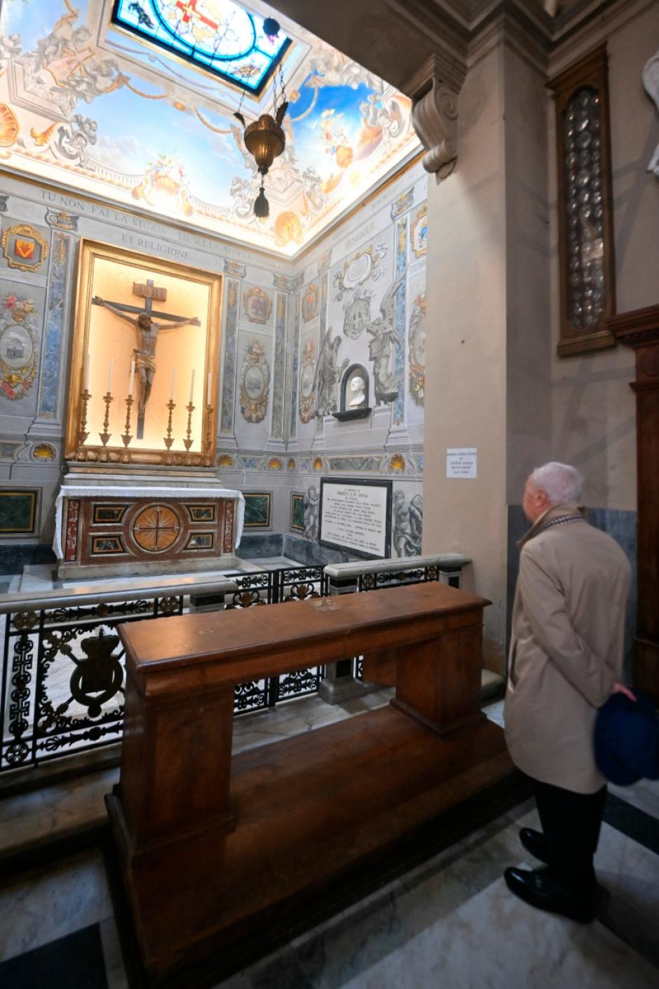 Los frescos en cuestión se encuentran sobre el busto de mármol del rey Humberto II de Saboya, ubicado en una de las capillas de la basílica. En esa zona se representan dos figuras aladas: una de ellas sostiene un pergamino, mientras que la otra ofrece la corona al soberano. Sin embargo, tras los trabajos recientes, uno de los ángeles apareció con una fisonomía completamente distinta a la anterior, con rasgos que recuerdan de manera evidente a los de la actual jefa del Gobierno italiano, lo que ha provocado sorpresa y controversia.