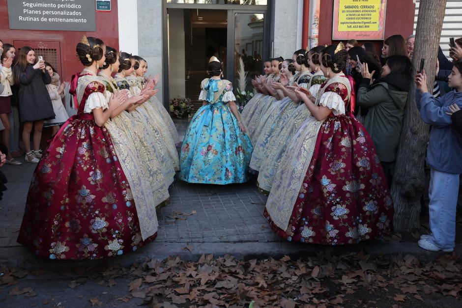 Imagen de Marta Mercader enseñando su espolín 'Azul Cristalino' para la exaltación como fallera mayor infantil de Valencia 2026.