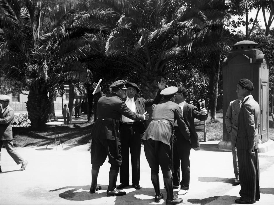 Registros de Guardias de Asalto a los ciudadanos en Madrid en 1932