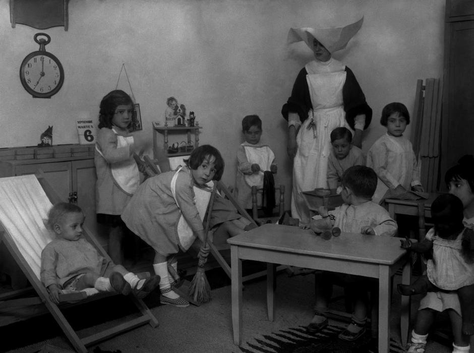 Una hermana de la Caridad atiende a niños huérfanos en Madrid