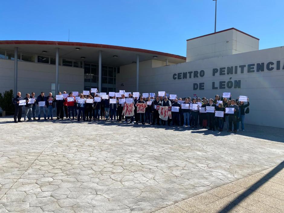 Los trabajadores de la cárcel de León, en una protesta contra las agresiones