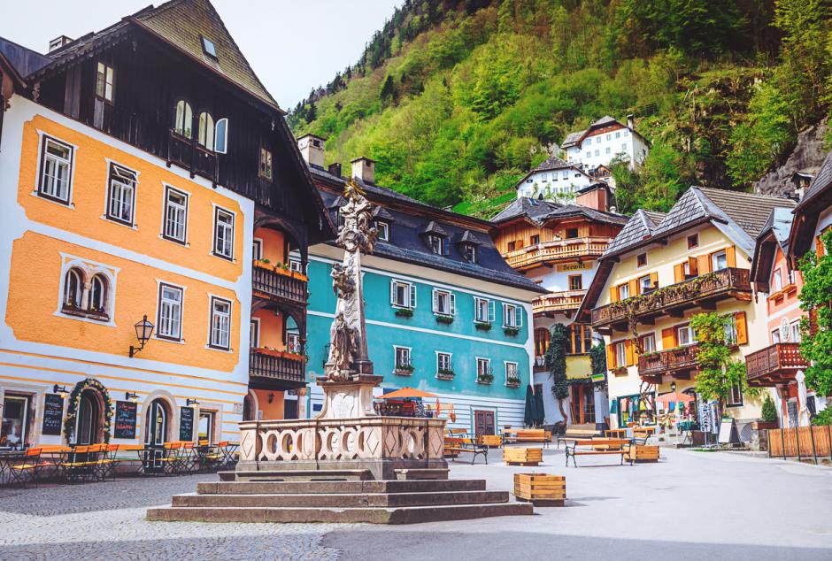 Plaza en el pueblo de Hallstatt, Austria