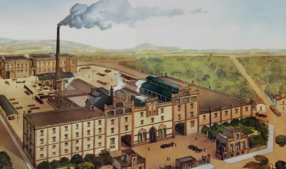 El nombre hace referencia directa a la Fábrica de la Bohemia, el antiguo recinto cervecero inaugurado en 1905