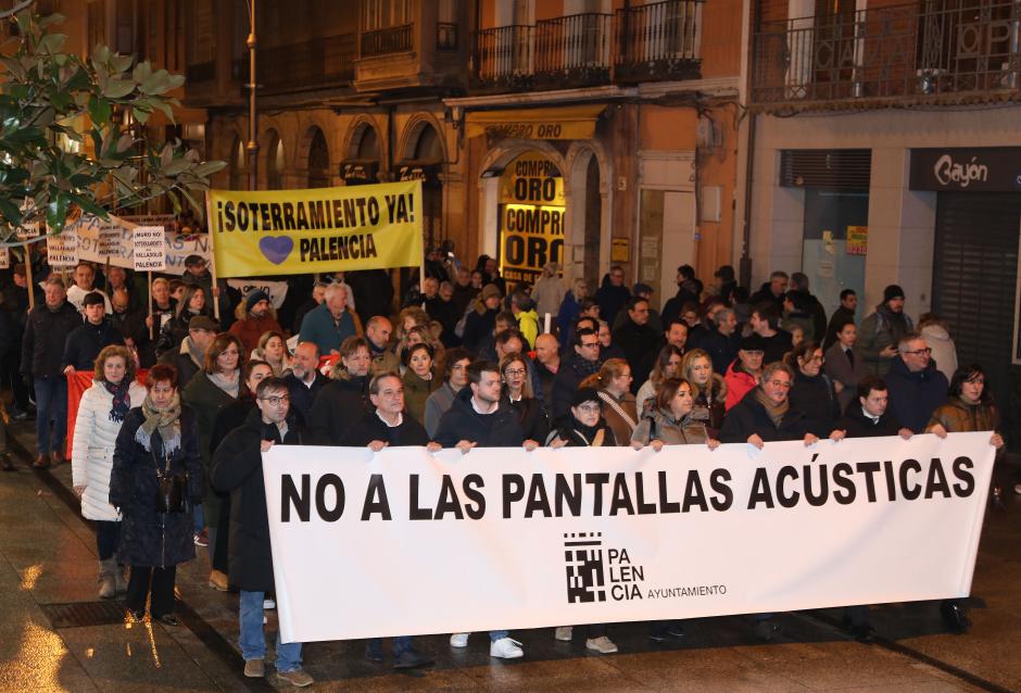 Manifestación respaldada por todos los grupos políticos del Ayuntamiento y miles de palentinos contra el proyecto de pantallas acústicas de Adif en Palencia