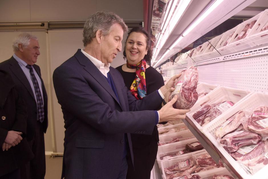 Alberto Núñez Feijóo interviene durante su visita este miércoles a la empresa cárnica FRIBIN, en Binéfar (Huesca)