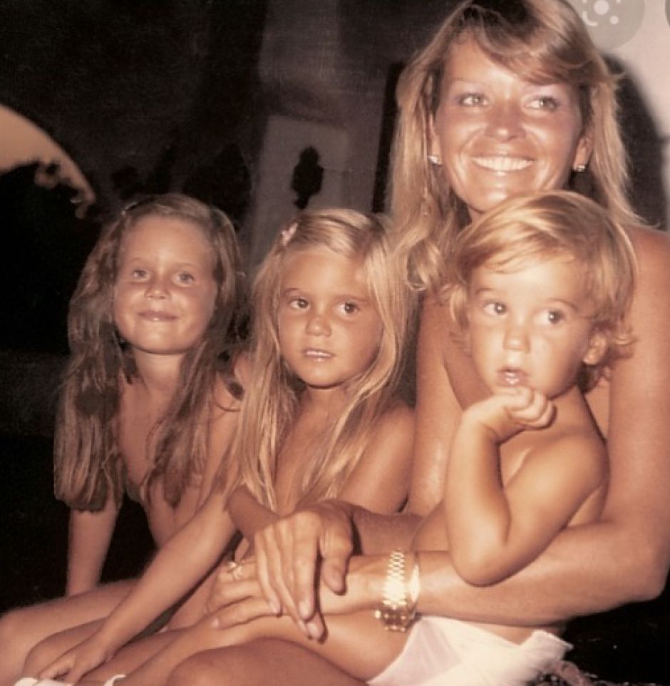 Beatriz , duquesa de Sevilla con sus hijos