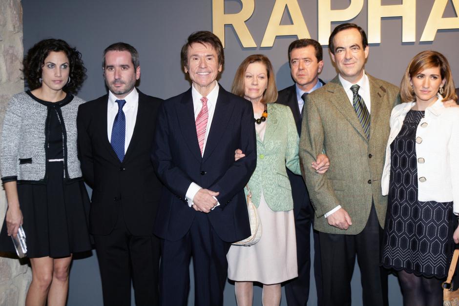 LA ACTRIZ TONI ACOSTA Y SU MARIDO JACOBO MARTOS, EL CANTANTE RAPHAEL Y SU MUJER NATALIA FIGUEROA, EL POLITICO JOSE BONO, ALEJANDRA MARTOS Y SU MARIDO ALVARO ARENZANA DURANTE LA INAUGURACION DEL MUSEO " EL POSITO DE LINARES " 
11/03/2011
LINARES , JAEN