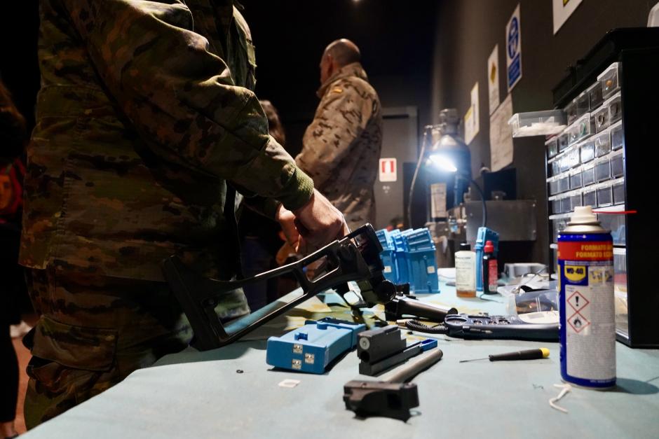 El Regimiento de Caballería Farnesio y Grupo Acorazado de Caballería Villaviciosa participan en la actividad ‘Working day’ junto a alumnos de cuarto de la ESO y primero y segundo de Bachillerato.