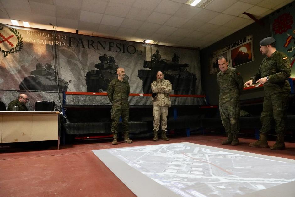 El Regimiento de Caballería Farnesio y Grupo Acorazado de Caballería Villaviciosa participan en la actividad ‘Working day’ junto a alumnos de cuarto de la ESO y primero y segundo de Bachillerato.