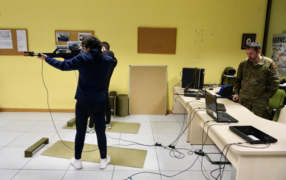 El Regimiento de Caballería Farnesio y Grupo Acorazado de Caballería Villaviciosa participan en la actividad ‘Working day’ junto a alumnos de cuarto de la ESO y primero y segundo de Bachillerato.