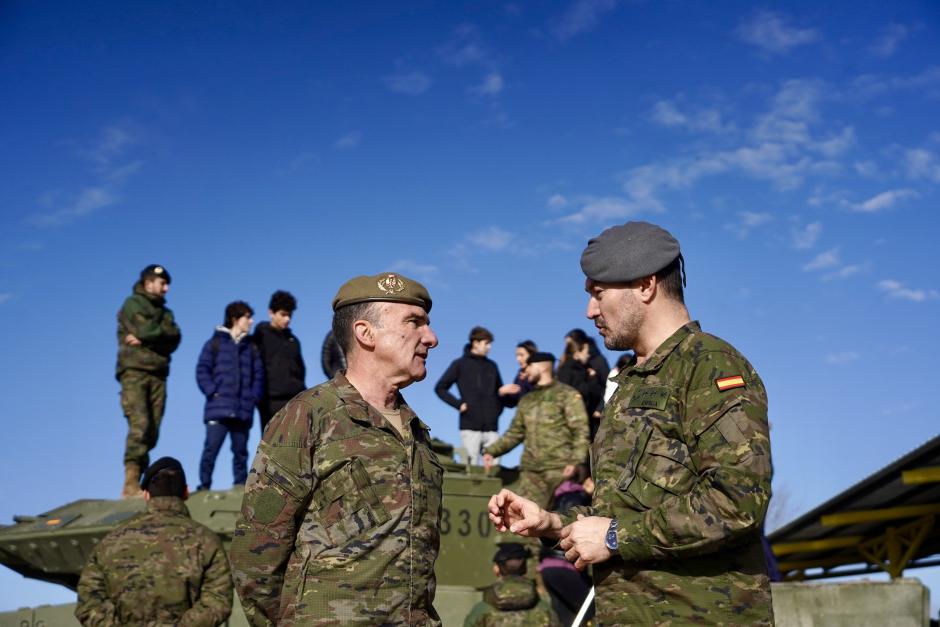 El Regimiento de Caballería Farnesio y Grupo Acorazado de Caballería Villaviciosa participan en la actividad ‘Working day’ junto a alumnos de cuarto de la ESO y primero y segundo de Bachillerato.