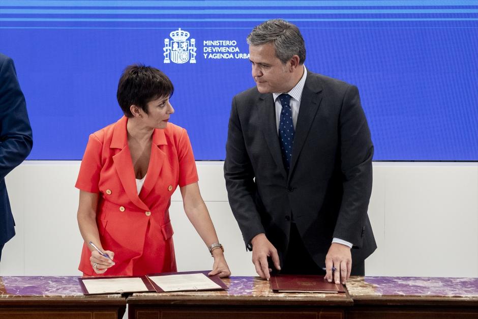 La ministra de Vivienda, Isabel Rodríguez, y el consejero de Vivienda de la Comunidad de Madrid, Jorge Rodrigo Domínguez