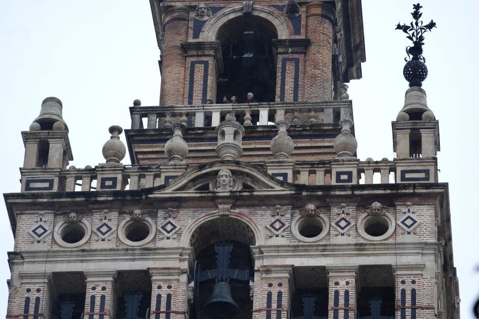 Técnicos de la Catedral de Sevilla analizan el estado de la Giralda tras sufrir desprendimientos