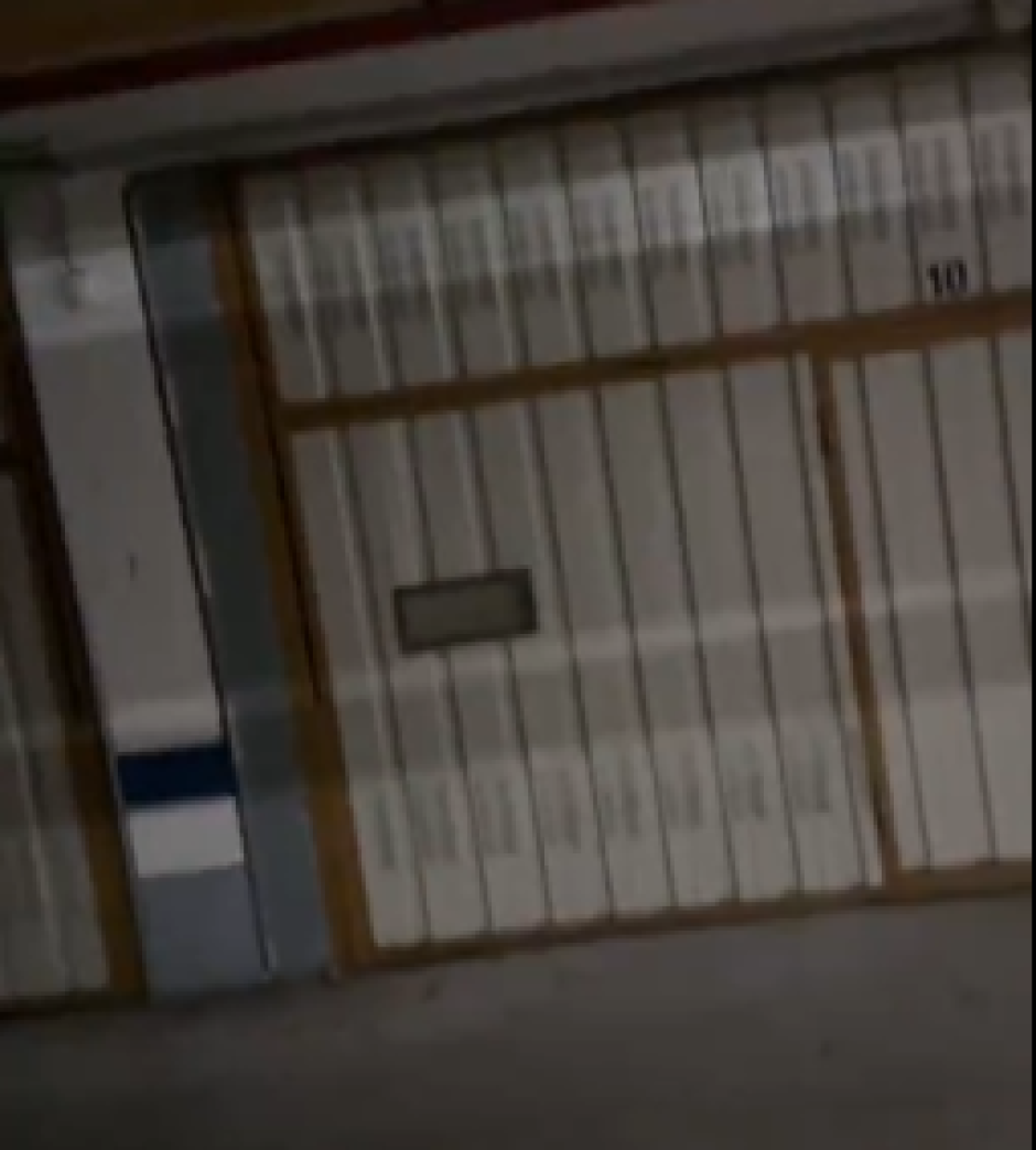 El portón del garaje del propietario afectado