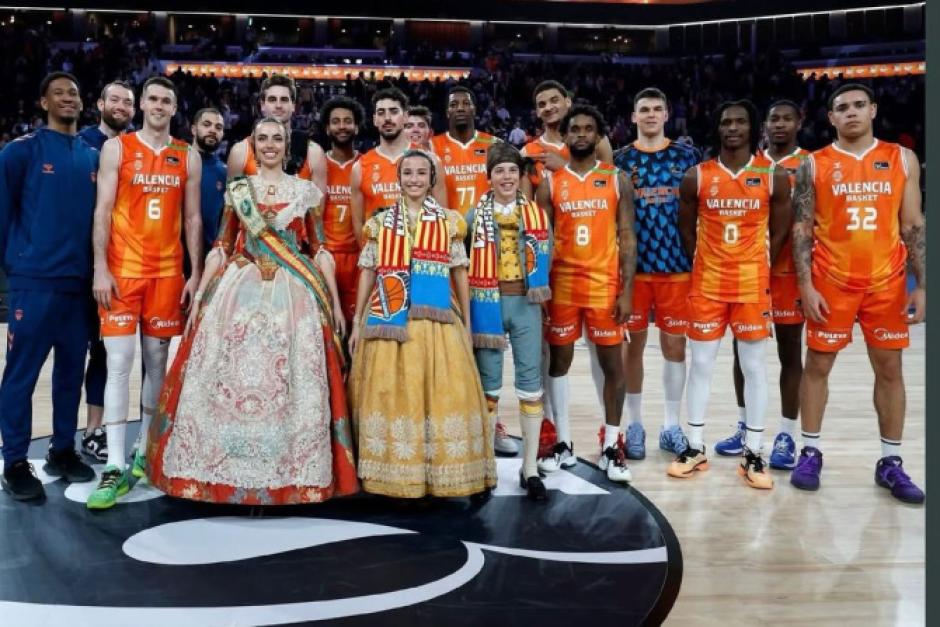 Las nietas de Juan Roig con el equipo de baloncesto