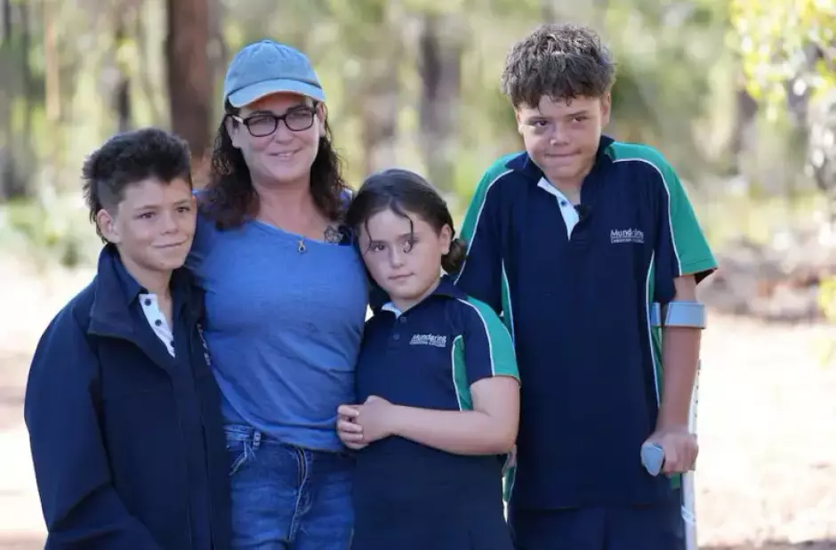 La feliz madre con sus tres hijos