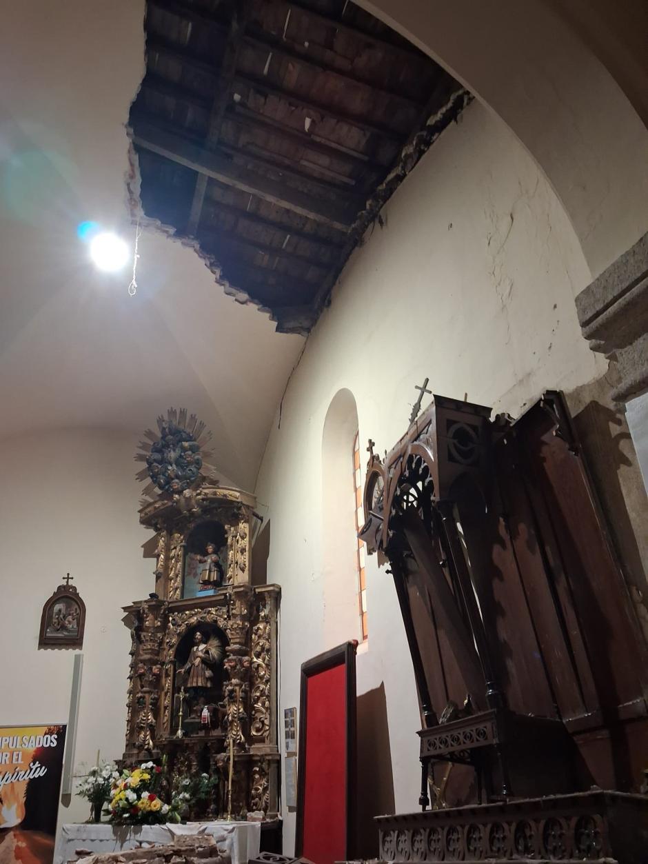 Destrozos en el interior de la iglesia de la Fuente de San Esteban, en la provincia de Salamanca, por las lluvias