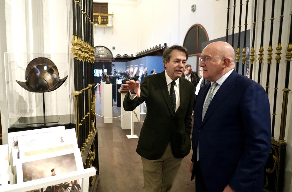 El alcalde, Jesús Julio Carnero, participa en la inauguración de la muestra ‘Ferrer-Dalmau: imágenes para la Historia’.