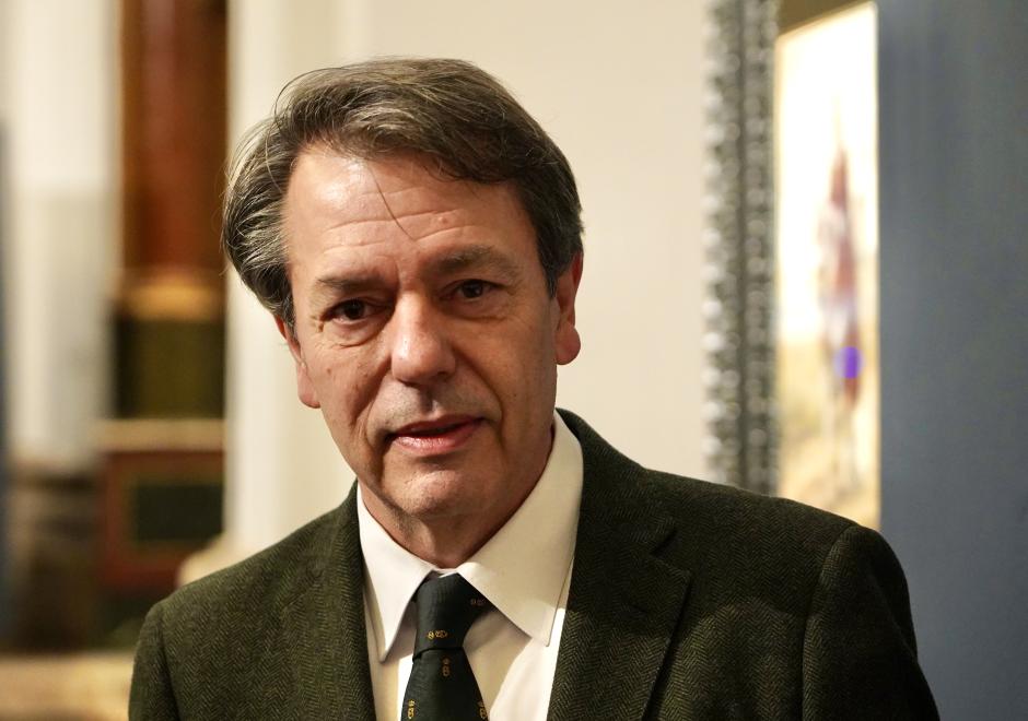 El alcalde, Jesús Julio Carnero, junto al pintor Augusto Ferrer-Dalmau en la inauguración de la muestra ‘Ferrer-Dalmau: imágenes para la Historia’.