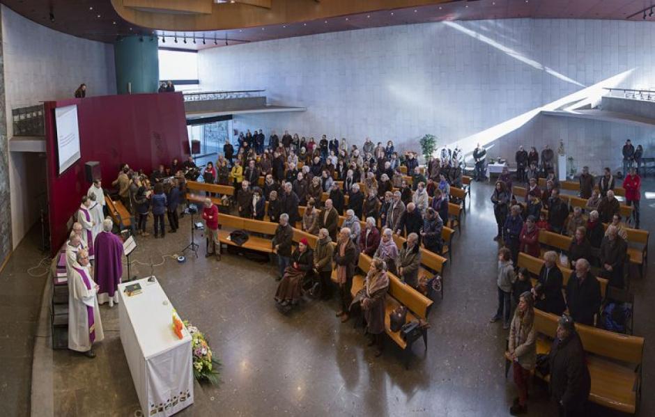 Una misa en el interior del templo para conmemorar su 25º aniversario