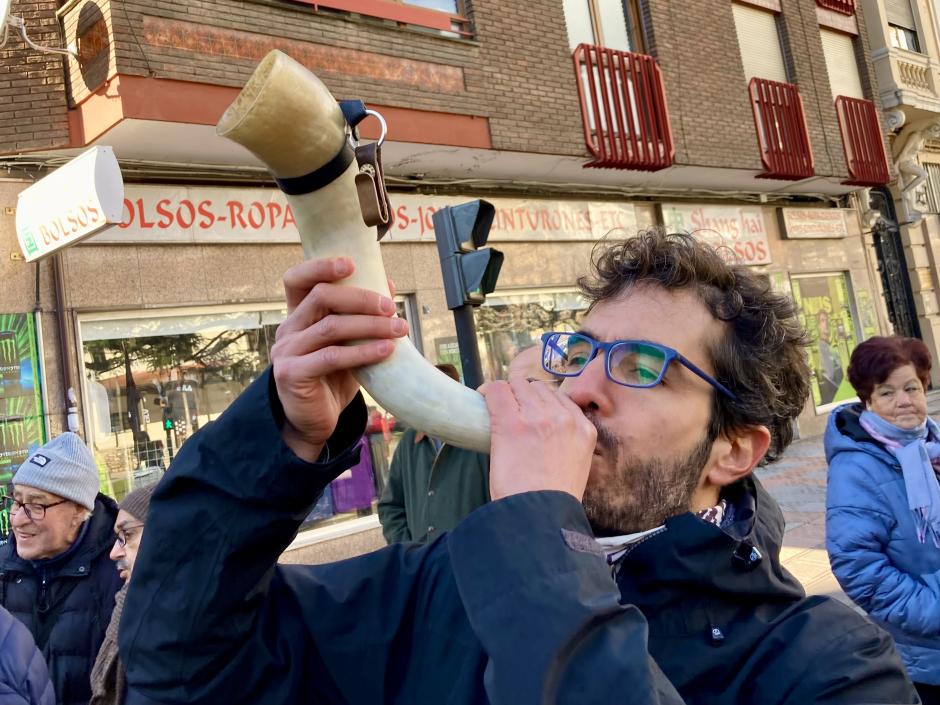 Un hombre protesta por la “fracasada” integración de la extinta Feve en la capital leonesa