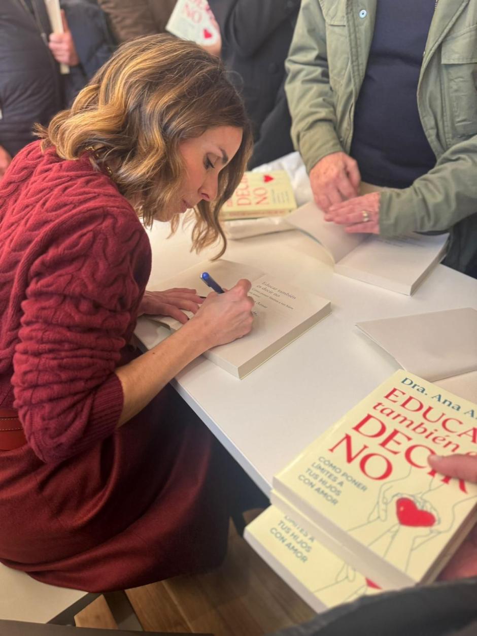 Ana Aznar firmando ejemplares