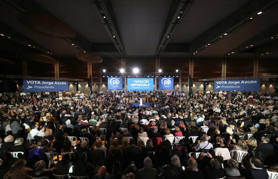 El líder del PP, Alberto Núñez Feijóo, interviene junto a Azcón y la alcaldesa de la ciudad, Natalia Chueca, en un abarrotado Salón Multiusos de Zaragoza