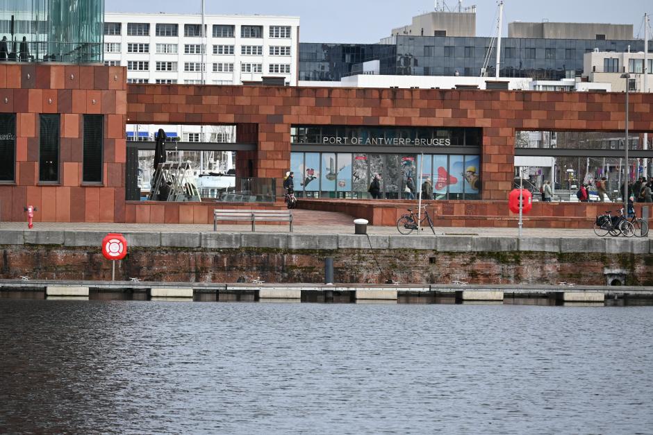Las dimensiones del puerto de Amberes es tal que aúna la costa de esta localidad belga y la de Brujas