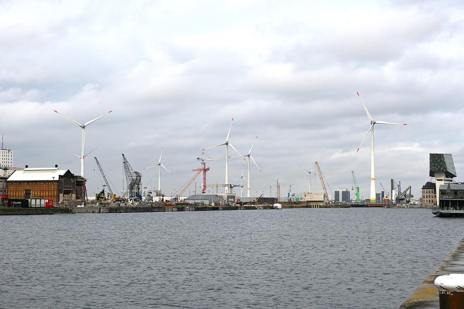 Parte del puerto de Amberes, con la Autoridad Portuaria a la derecha